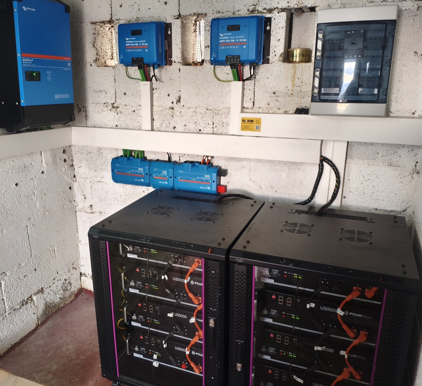 Sistema solar aislado con inversor, reguladores y baterías