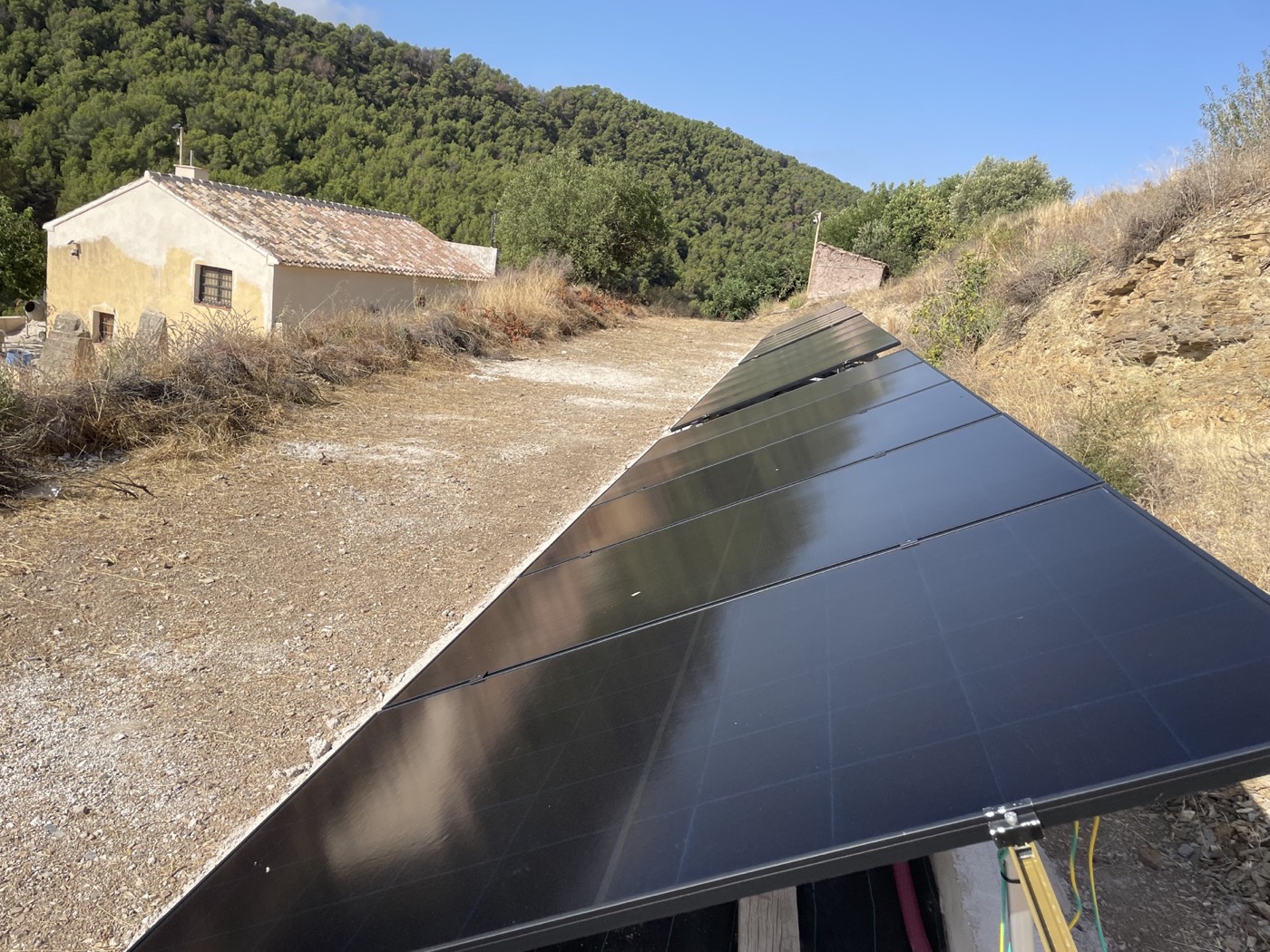 Paneles solares de una instalación aislada en un entorno rural