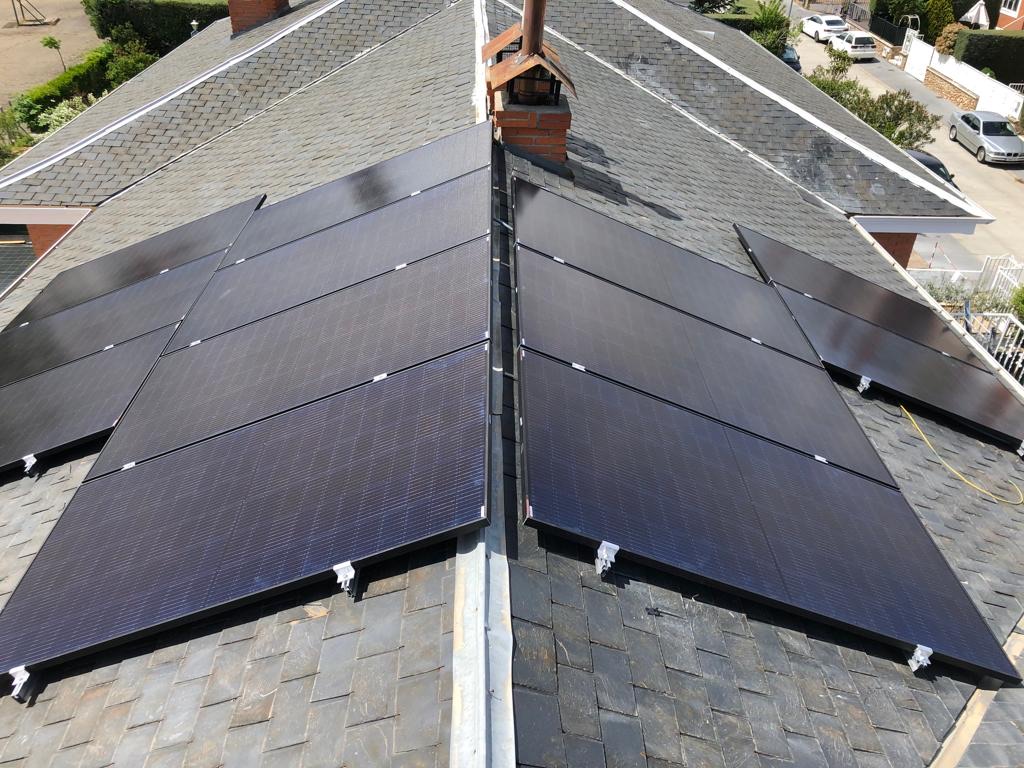 Instalación fotovoltaica terminada sobre una cubierta residencial