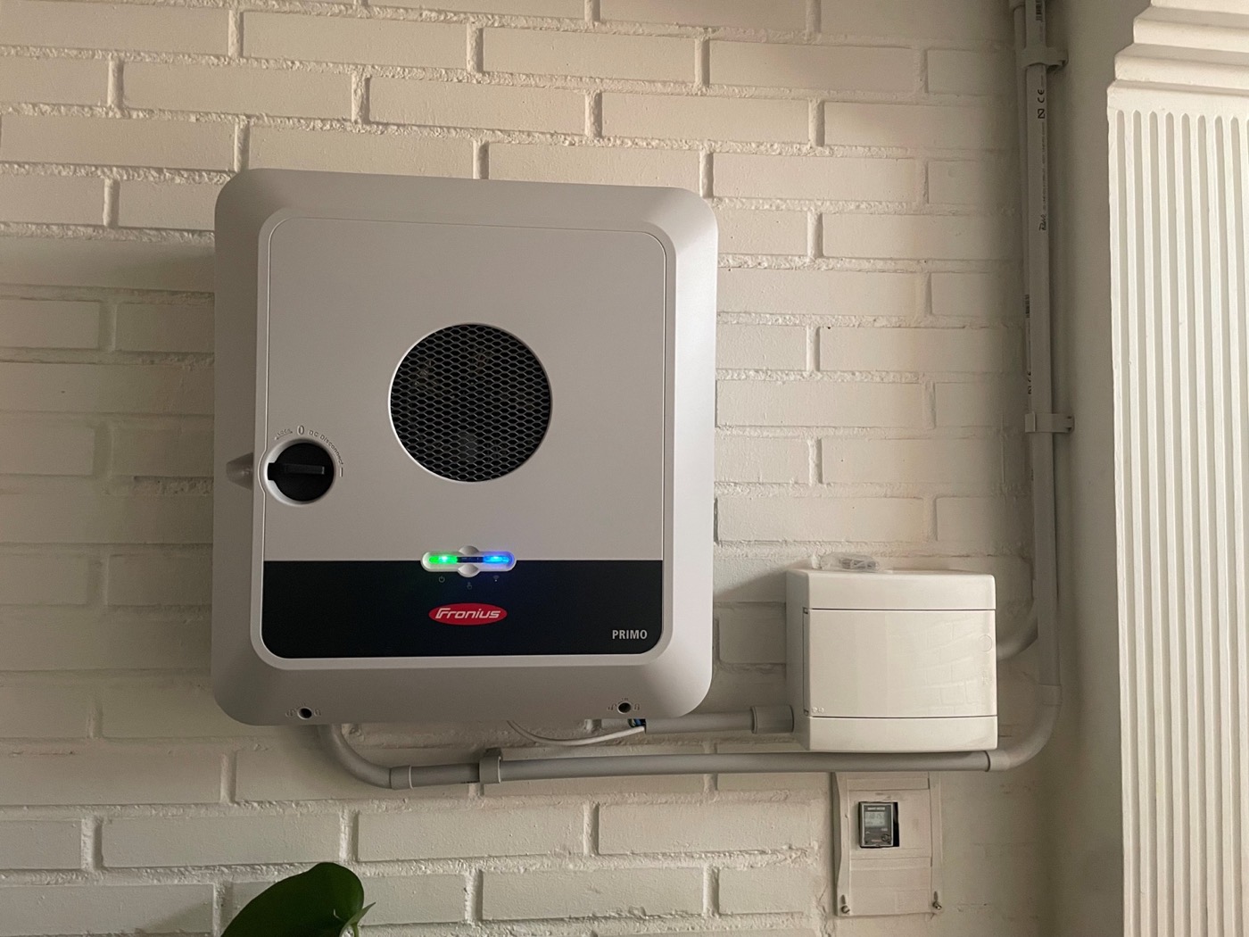 Inversor Fronius y protecciones eléctricas instaladas
