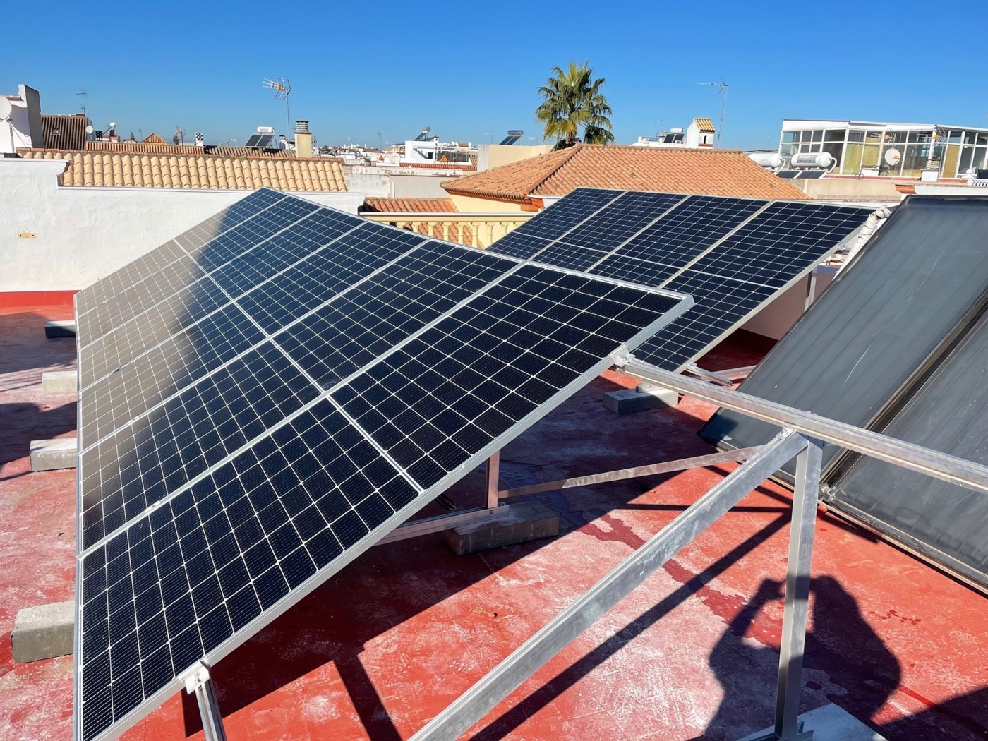 Instalación fotovoltaica integrada junto a un sistema solar térmico