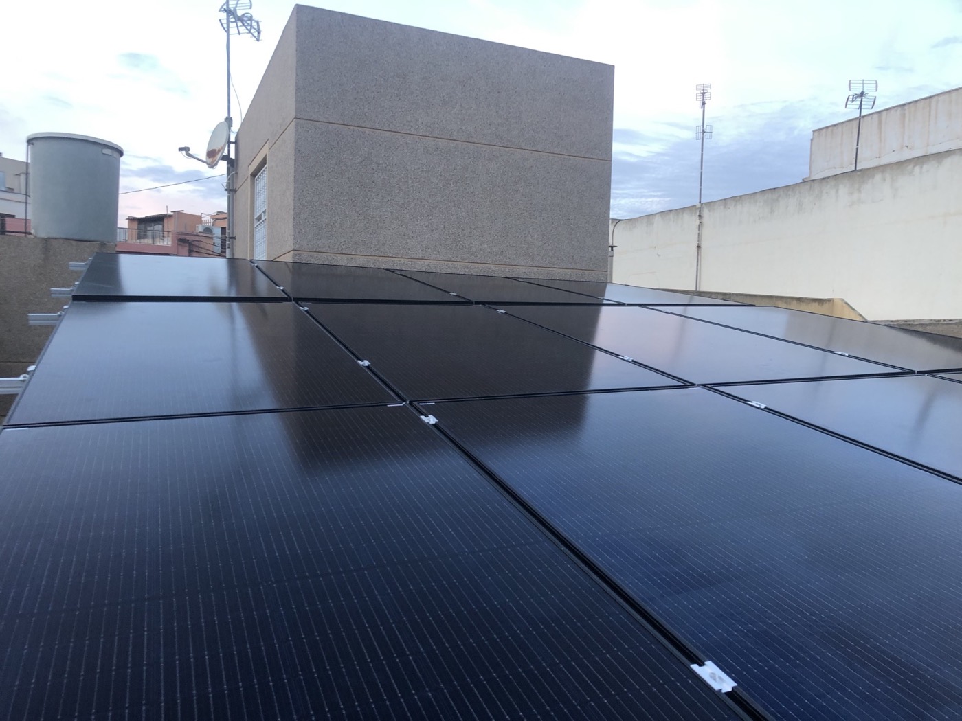 Paneles solares en una cubierta urbana